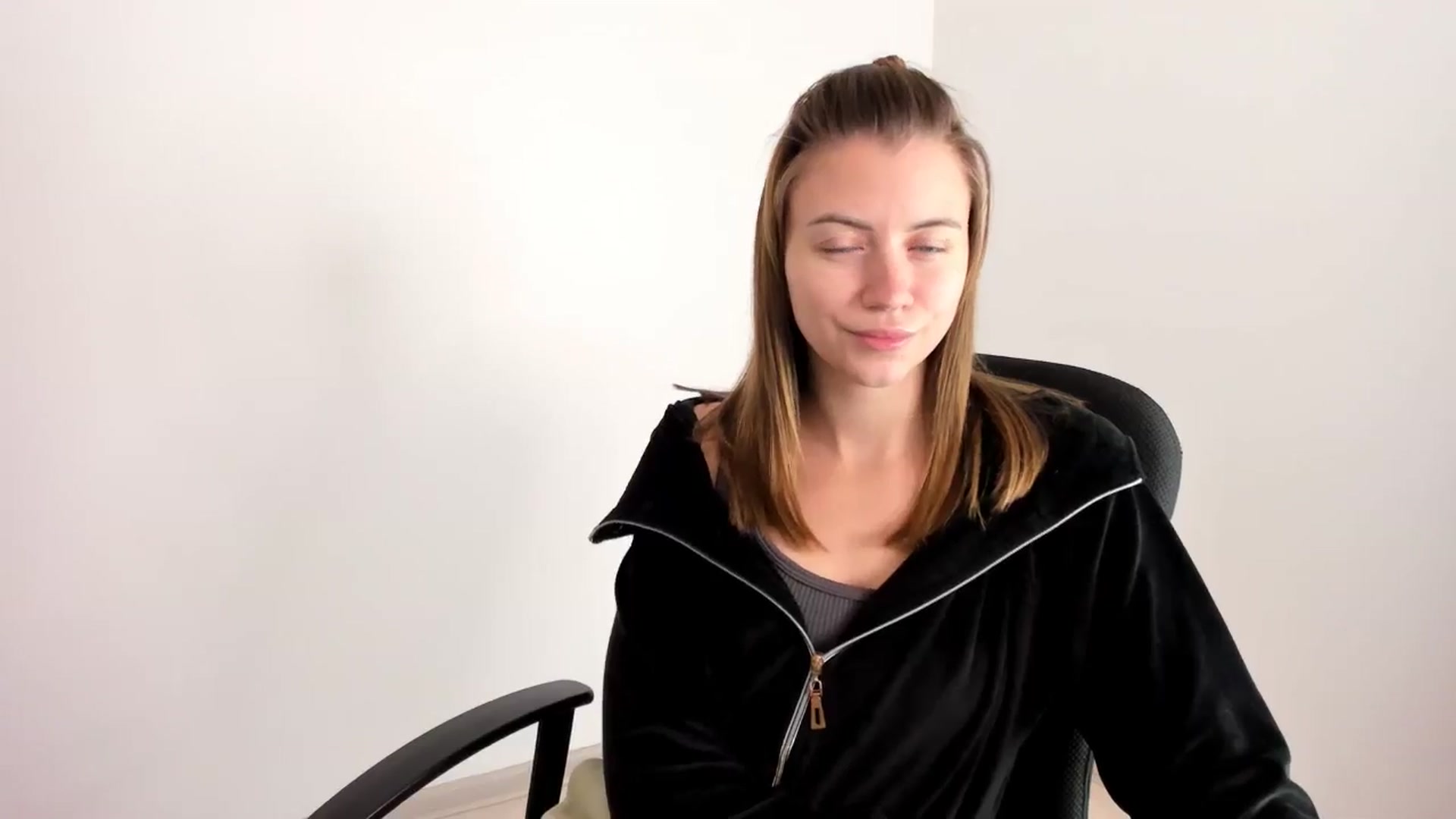 Gallery image thumbnail from Sulfate0's myfreecams stream on, 11/19/2024, 08:39 image 2 of 20