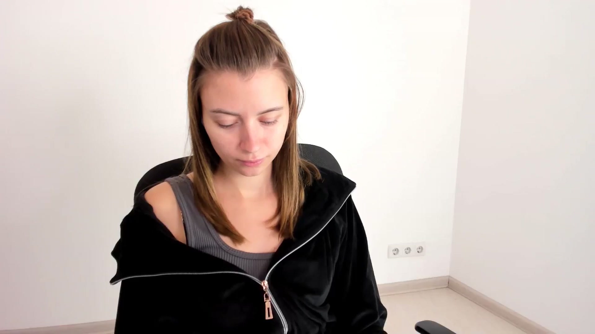 Gallery image thumbnail from Sulfate0's myfreecams stream on, 11/19/2024, 08:39 image 12 of 20