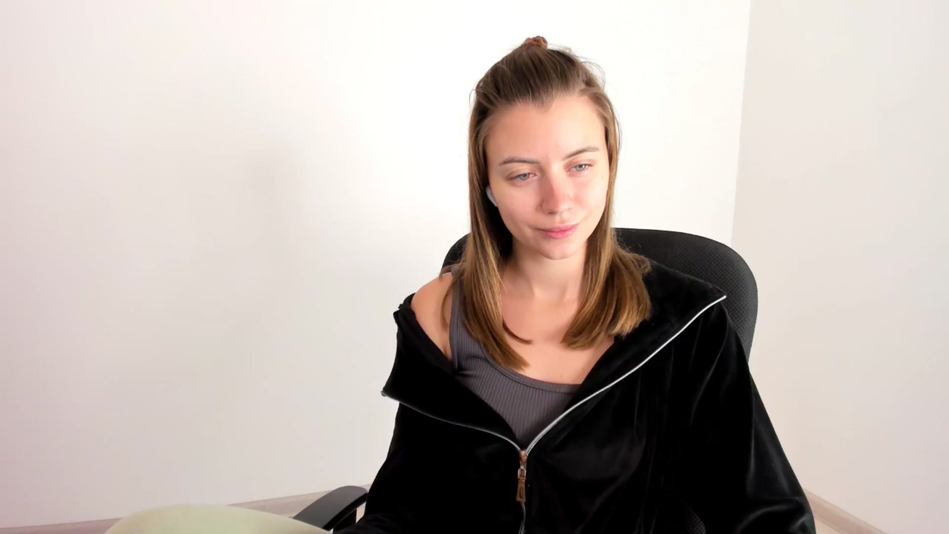 Gallery image thumbnail from Sulfate0's myfreecams stream on, 11/19/2024, 08:39 image 20 of 20