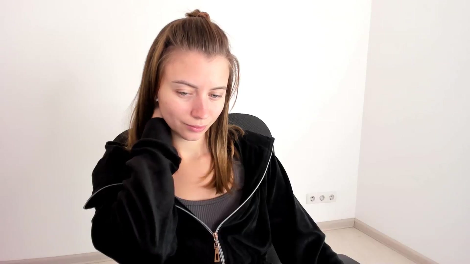 Gallery image thumbnail from Sulfate0's myfreecams stream on, 11/19/2024, 08:39 image 13 of 20