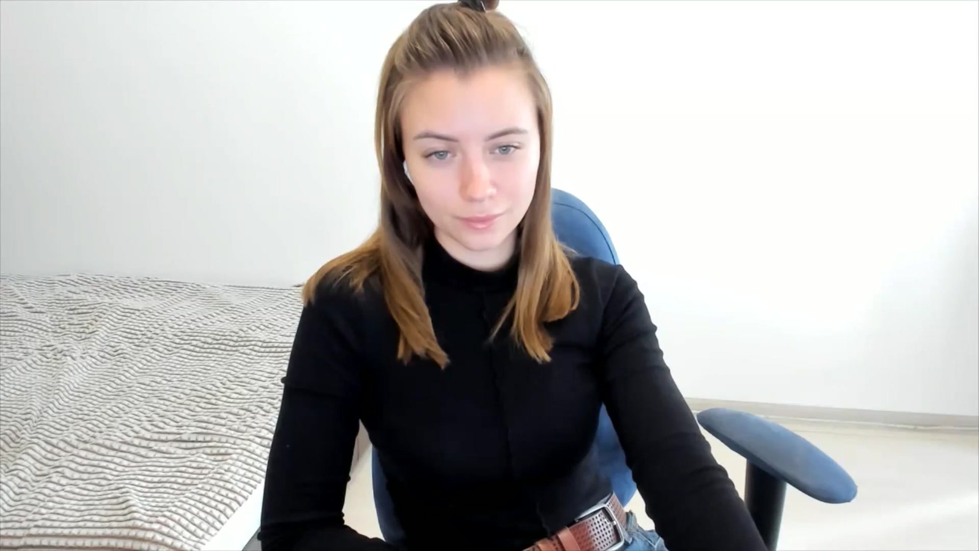 Gallery image thumbnail from Sulfate0's myfreecams stream on, 11/22/2024, 10:32 image 16 of 20