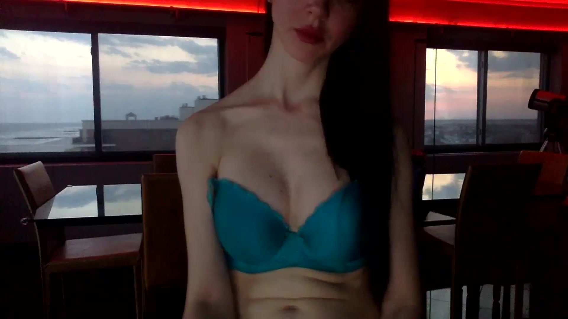 Gallery image thumbnail from SultrySiren19's myfreecams stream on, 06/14/2024, 24:33 image 17 of 20