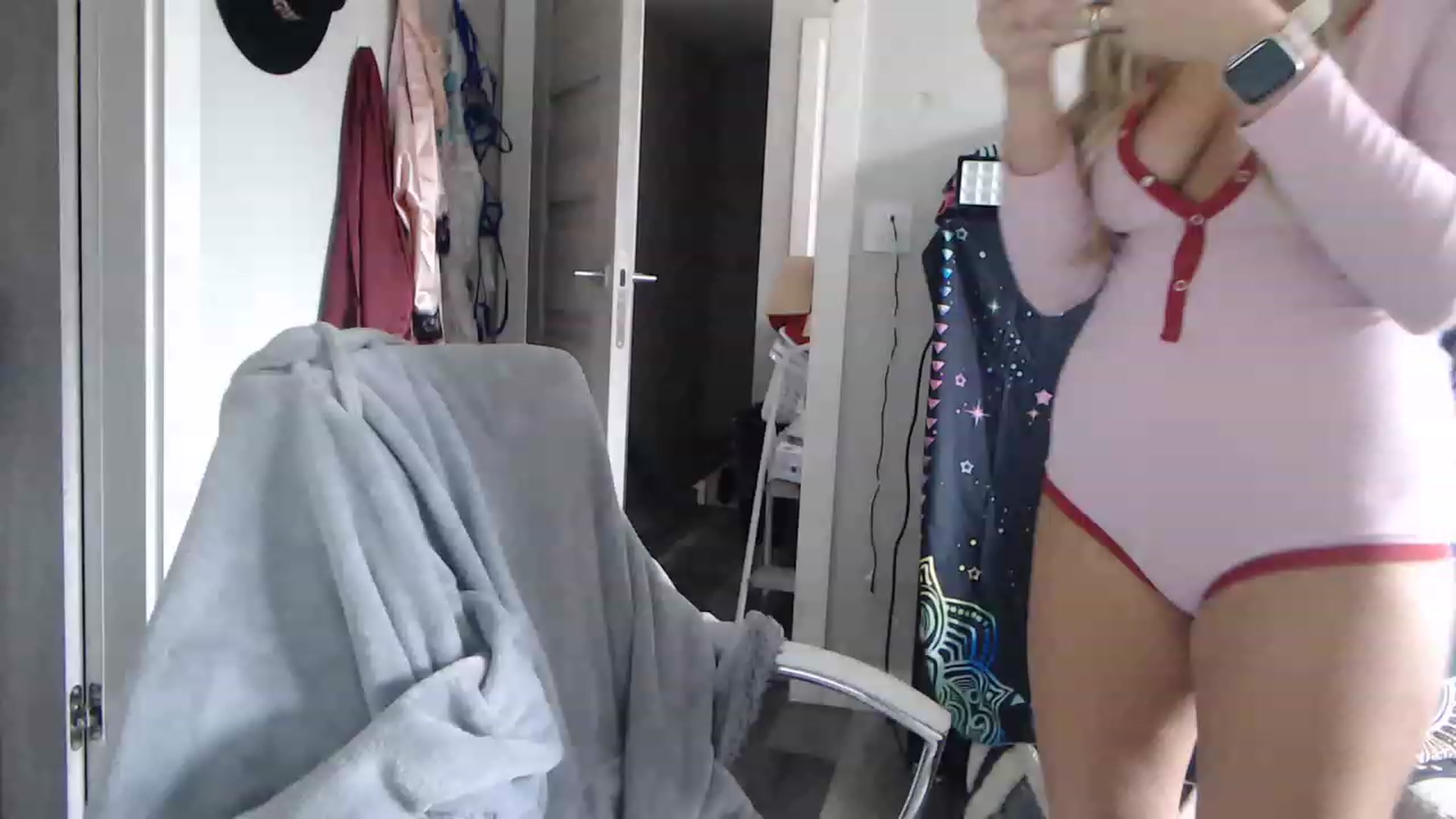 Gallery image thumbnail from SultrySnow's myfreecams stream on, 12/02/2022, 20:54 image 3 of 20