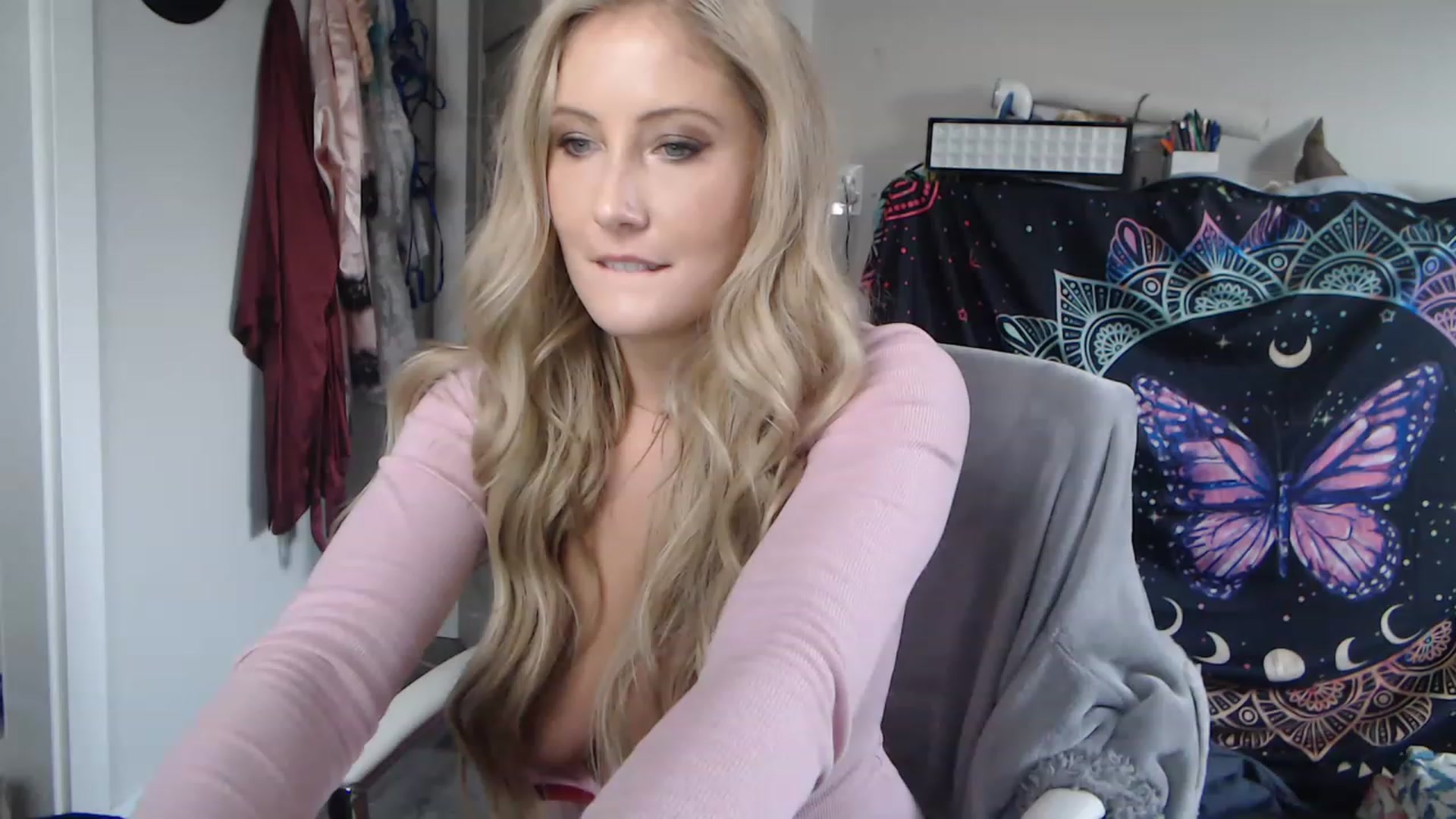 Gallery image thumbnail from SultrySnow's myfreecams stream on, 12/02/2022, 20:54 image 17 of 20