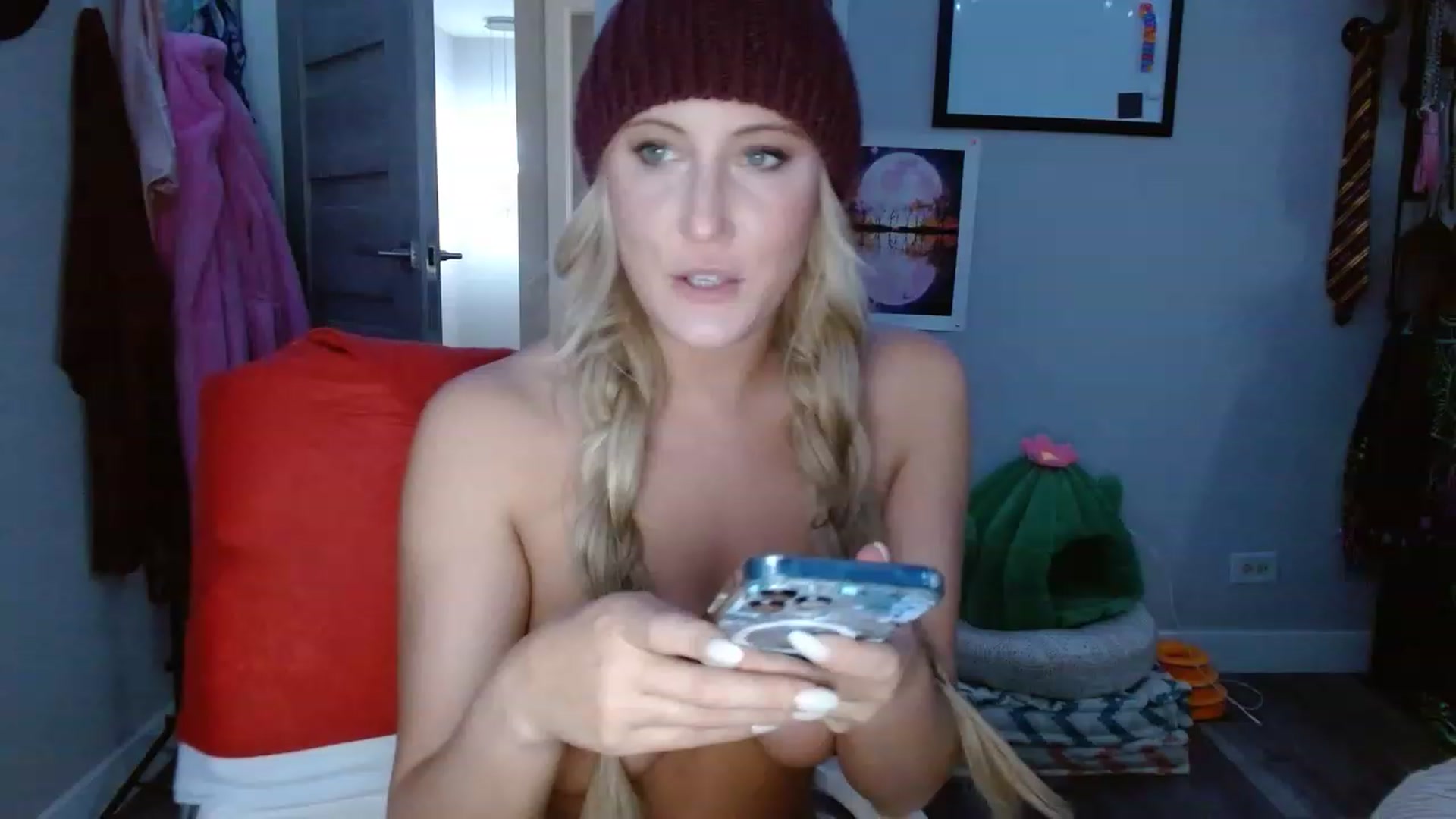 Gallery image thumbnail from SultrySnow's myfreecams stream on, 12/09/2022, 20:06 image 5 of 20