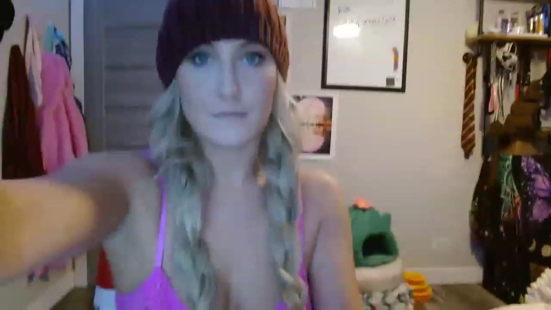 Gallery image thumbnail from SultrySnow's myfreecams stream on, 12/09/2022, 20:23 image 8 of 20