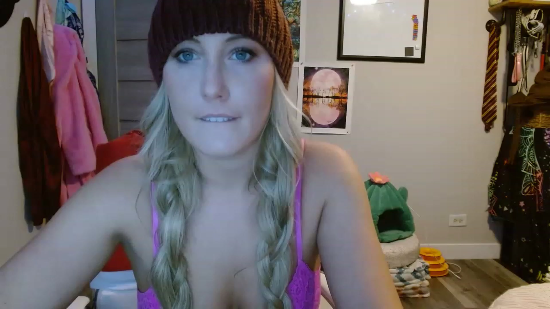 Gallery image thumbnail from SultrySnow's myfreecams stream on, 12/09/2022, 20:23 image 14 of 20