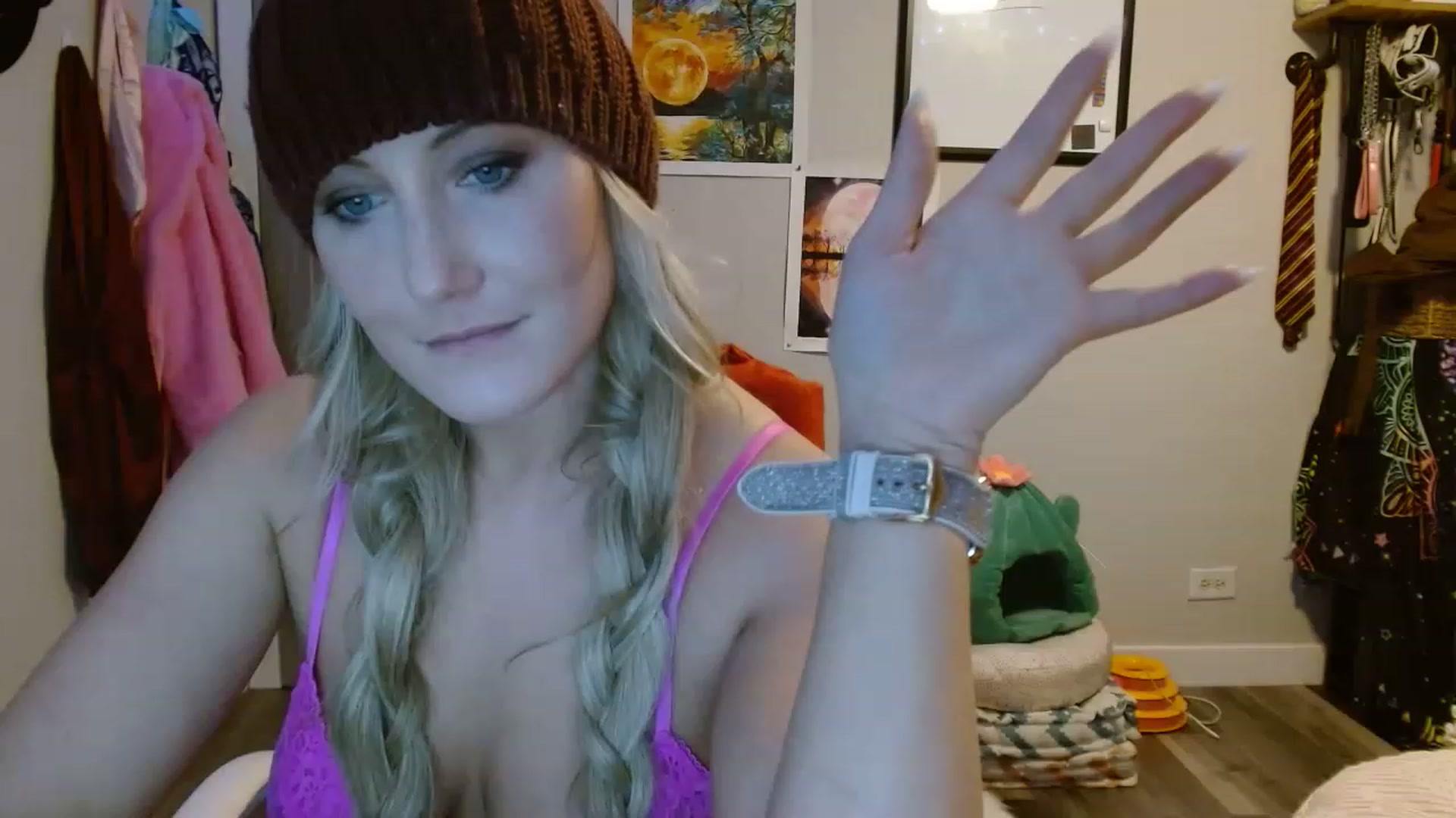 Gallery image thumbnail from SultrySnow's myfreecams stream on, 12/09/2022, 20:23 image 18 of 20