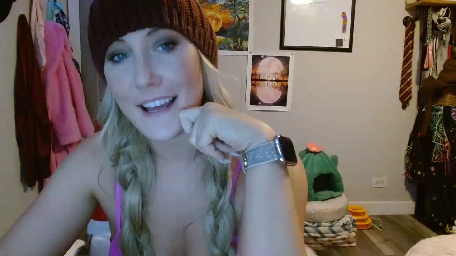 Gallery image thumbnail from SultrySnow's myfreecams stream on, 12/09/2022, 20:23 image 15 of 20