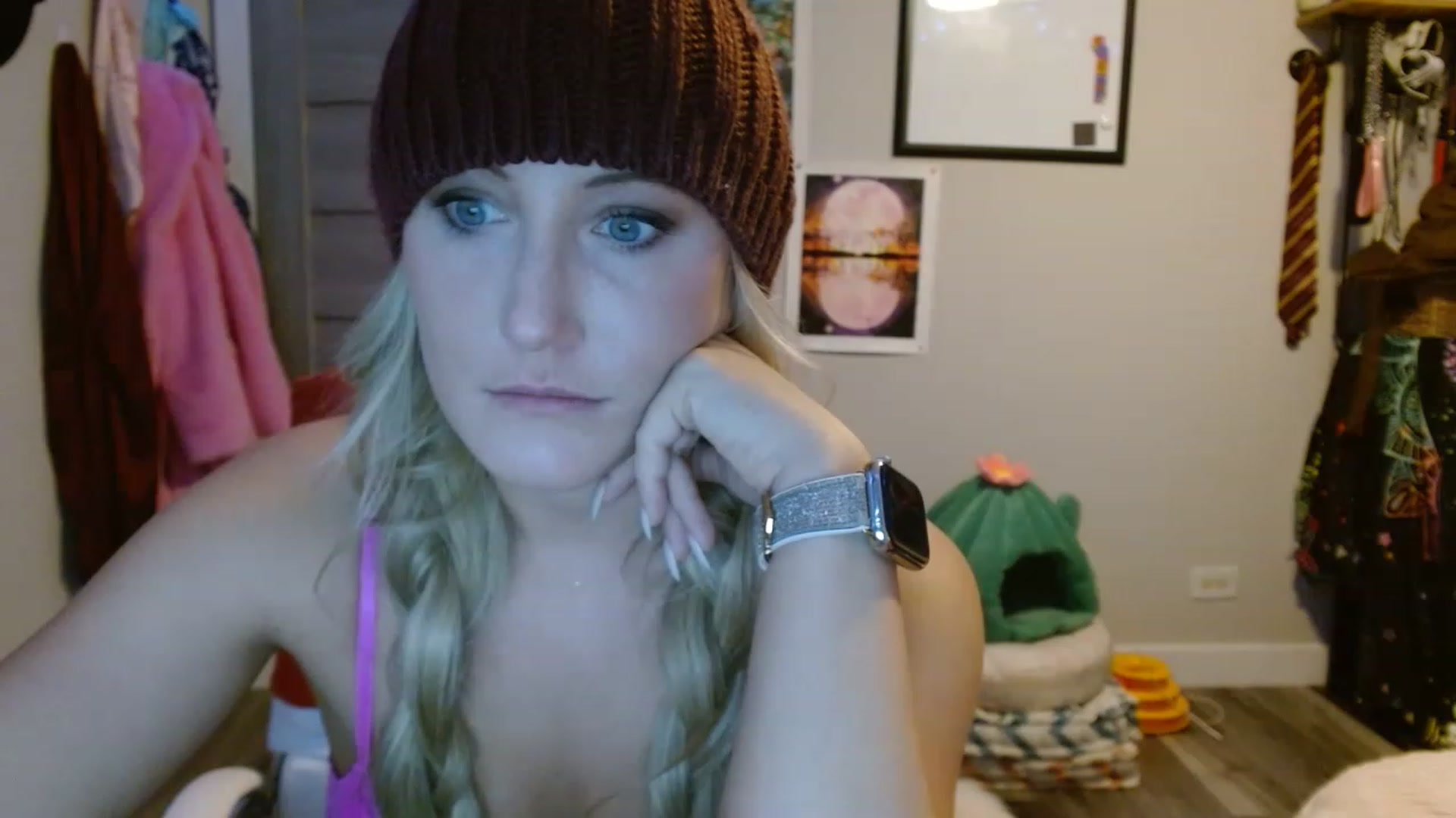 Gallery image thumbnail from SultrySnow's myfreecams stream on, 12/09/2022, 20:23 image 17 of 20