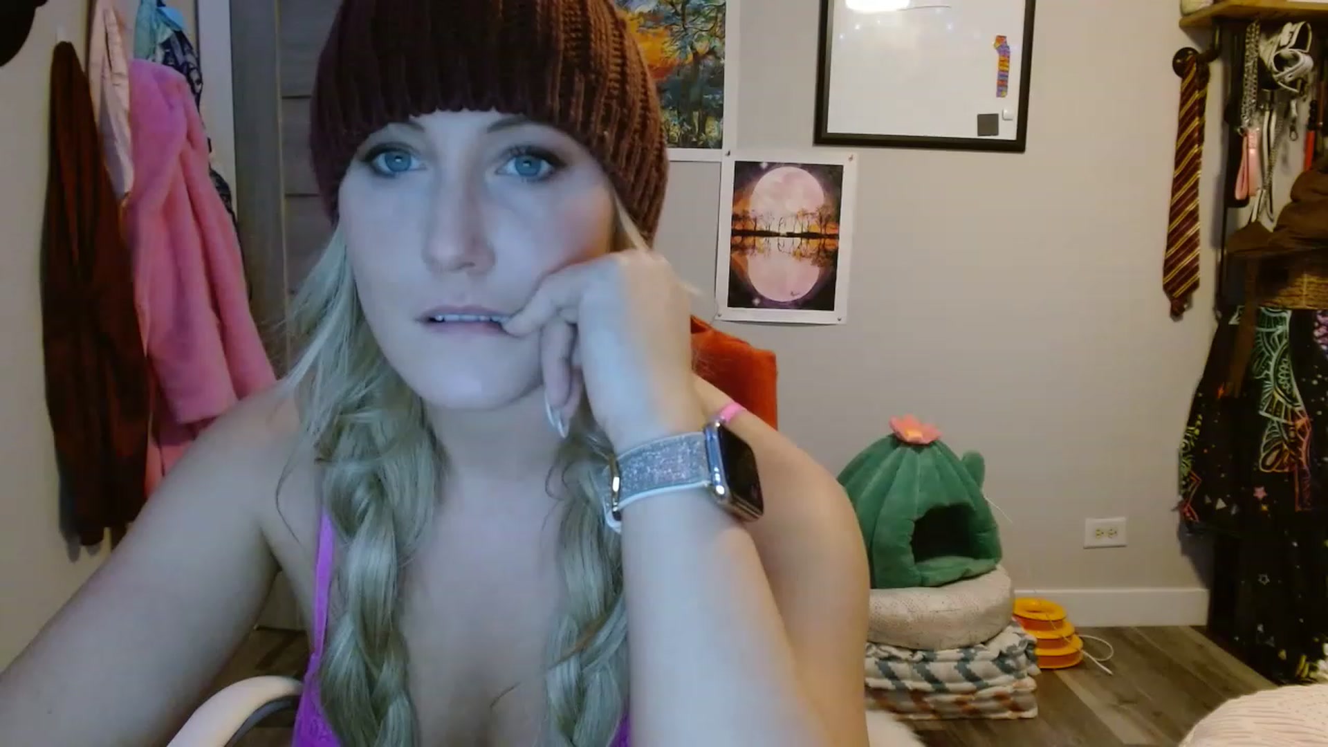 Gallery image thumbnail from SultrySnow's myfreecams stream on, 12/09/2022, 20:23 image 16 of 20