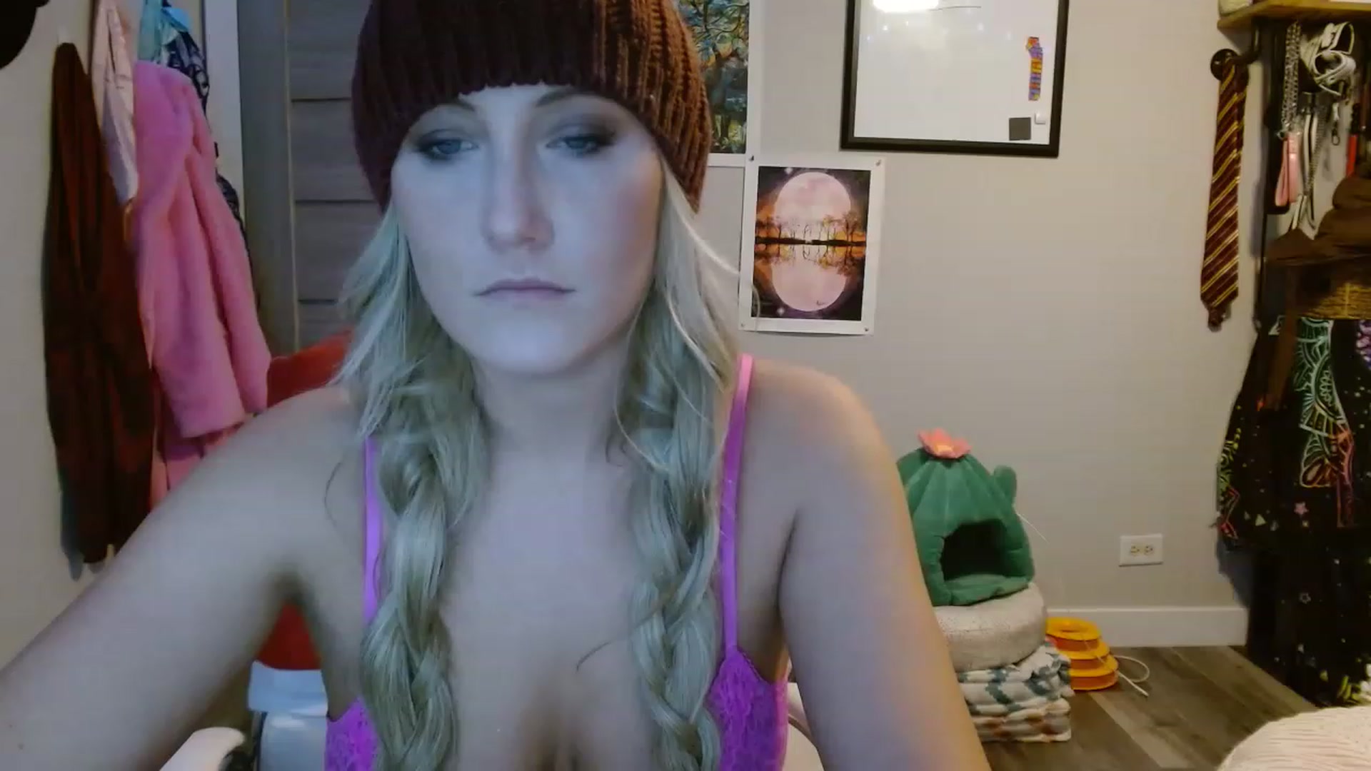 Gallery image thumbnail from SultrySnow's myfreecams stream on, 12/09/2022, 20:23 image 13 of 20