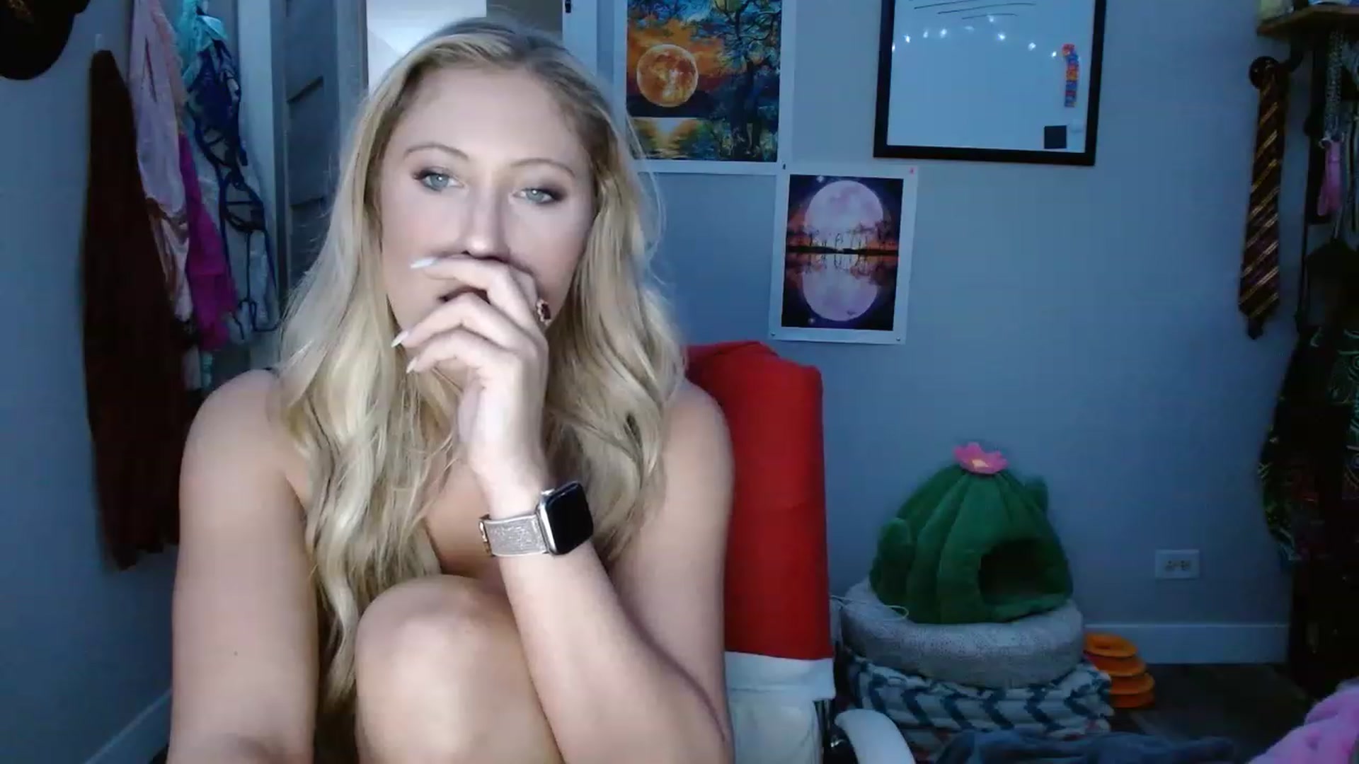 Gallery image thumbnail from SultrySnow's myfreecams stream on, 12/12/2022, 22:36 image 15 of 20