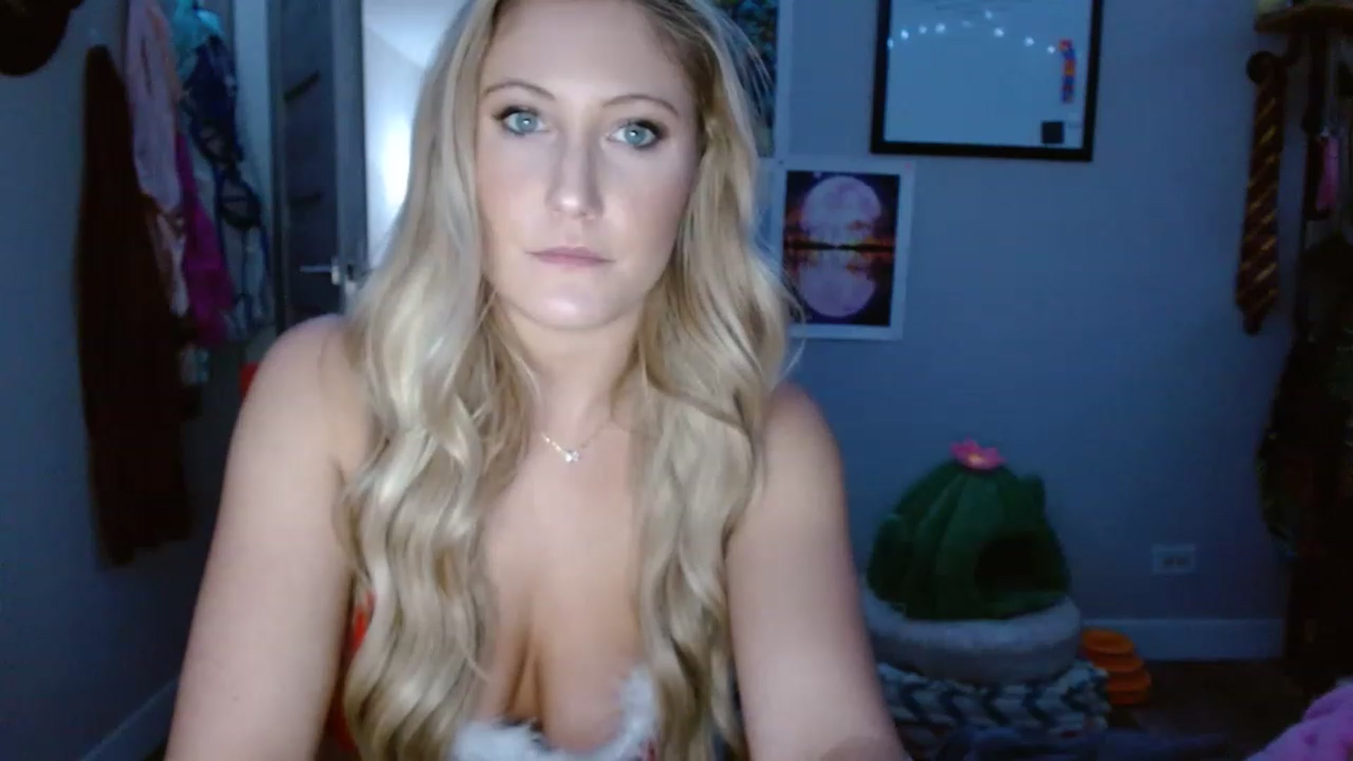 Gallery image thumbnail from SultrySnow's myfreecams stream on, 12/12/2022, 22:36 image 16 of 20