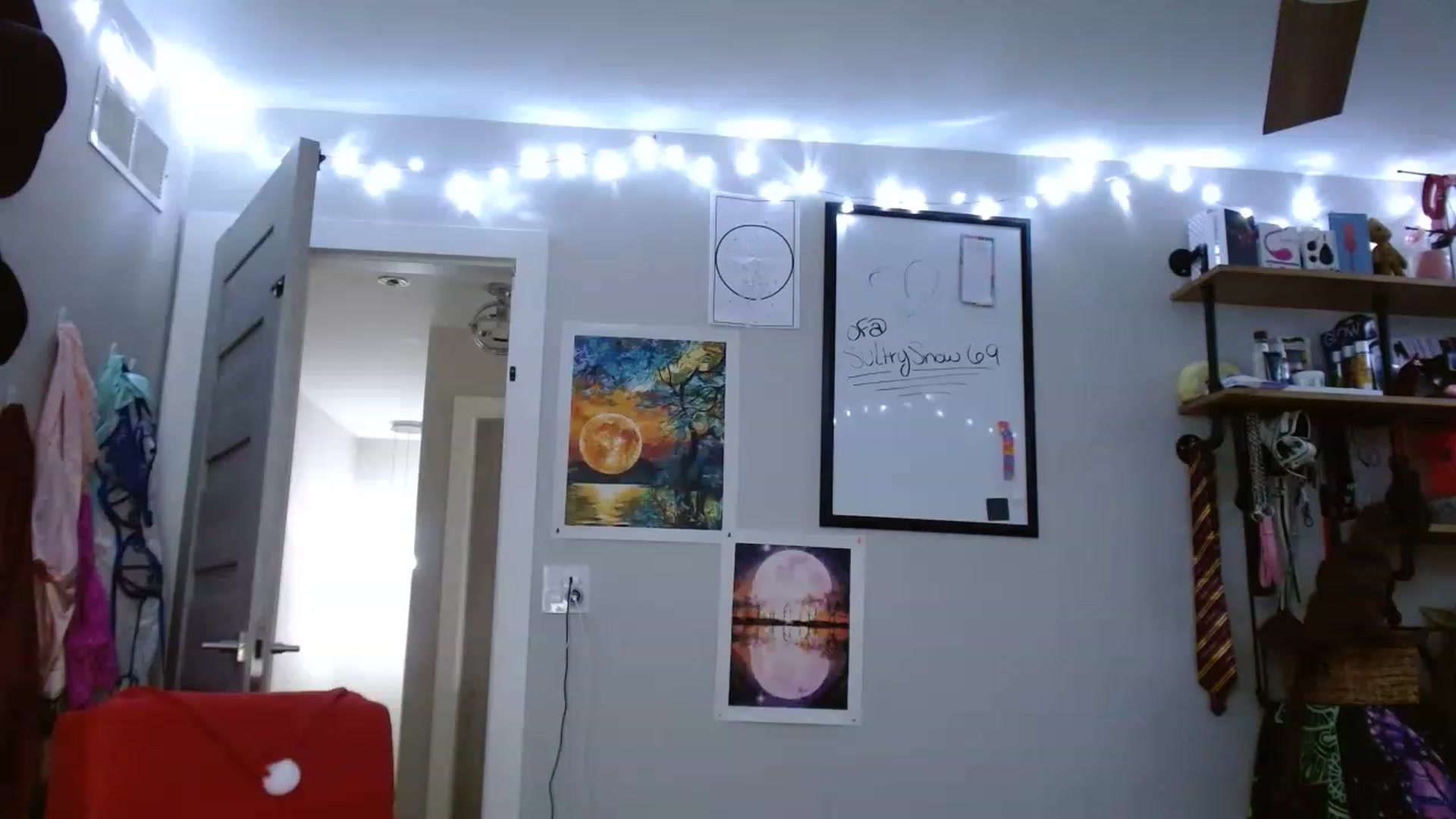 Gallery image thumbnail from SultrySnow's myfreecams stream on, 12/12/2022, 22:36 image 11 of 20