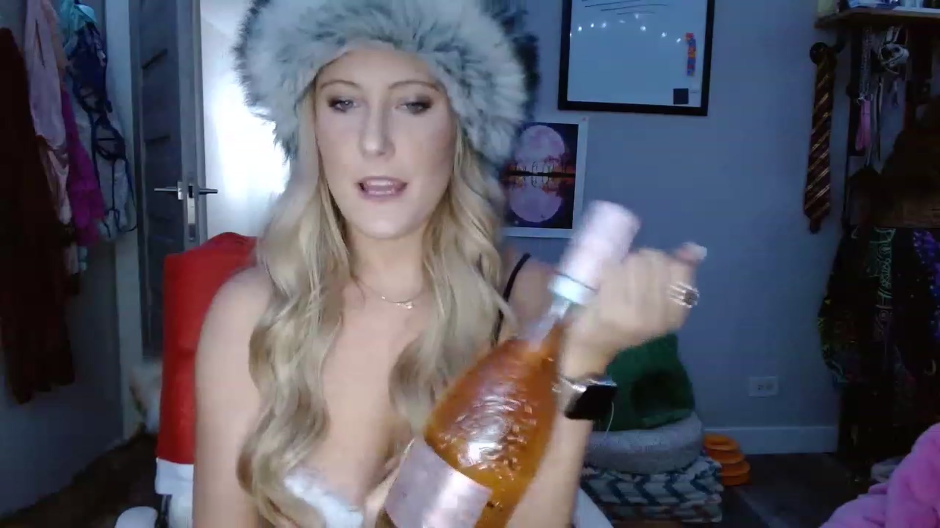 Gallery image thumbnail from SultrySnow's myfreecams stream on, 12/12/2022, 22:36 image 12 of 20