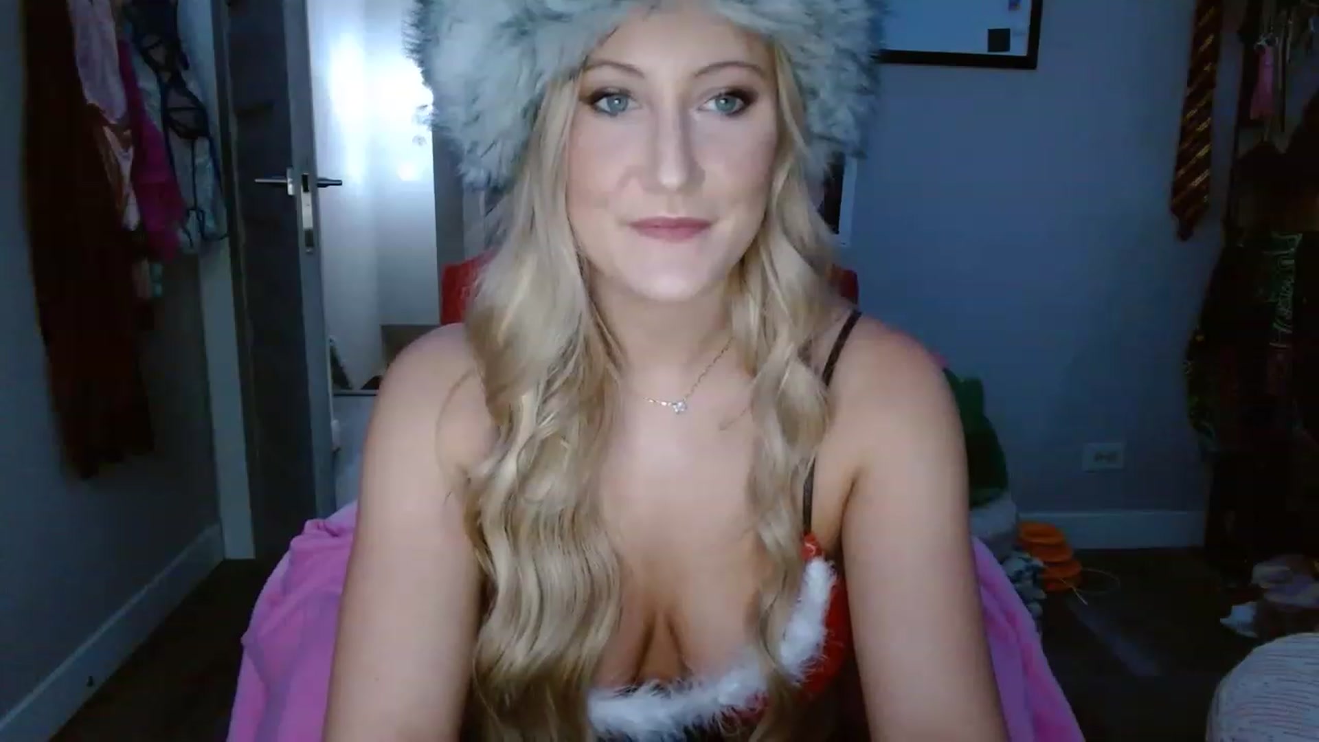 Gallery image thumbnail from SultrySnow's myfreecams stream on, 12/12/2022, 22:36 image 7 of 20