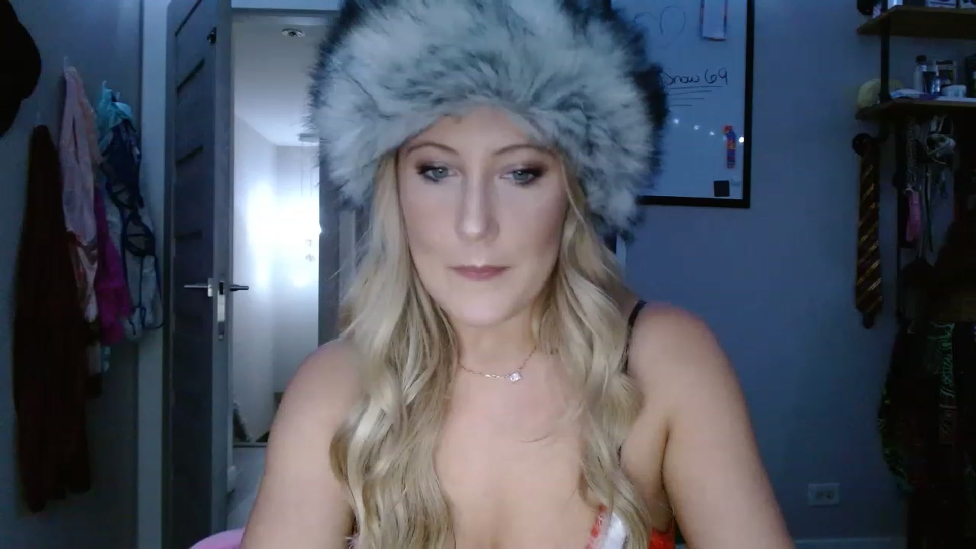 Gallery image thumbnail from SultrySnow's myfreecams stream on, 12/12/2022, 22:36 image 9 of 20
