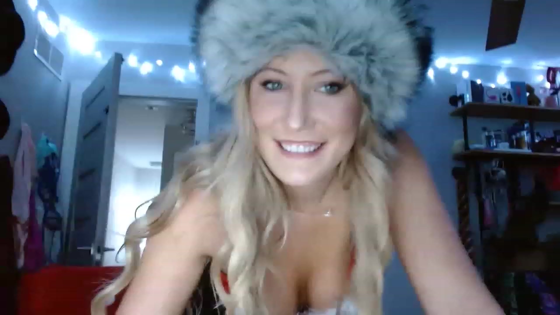 Gallery image thumbnail from SultrySnow's myfreecams stream on, 12/12/2022, 22:36 image 10 of 20