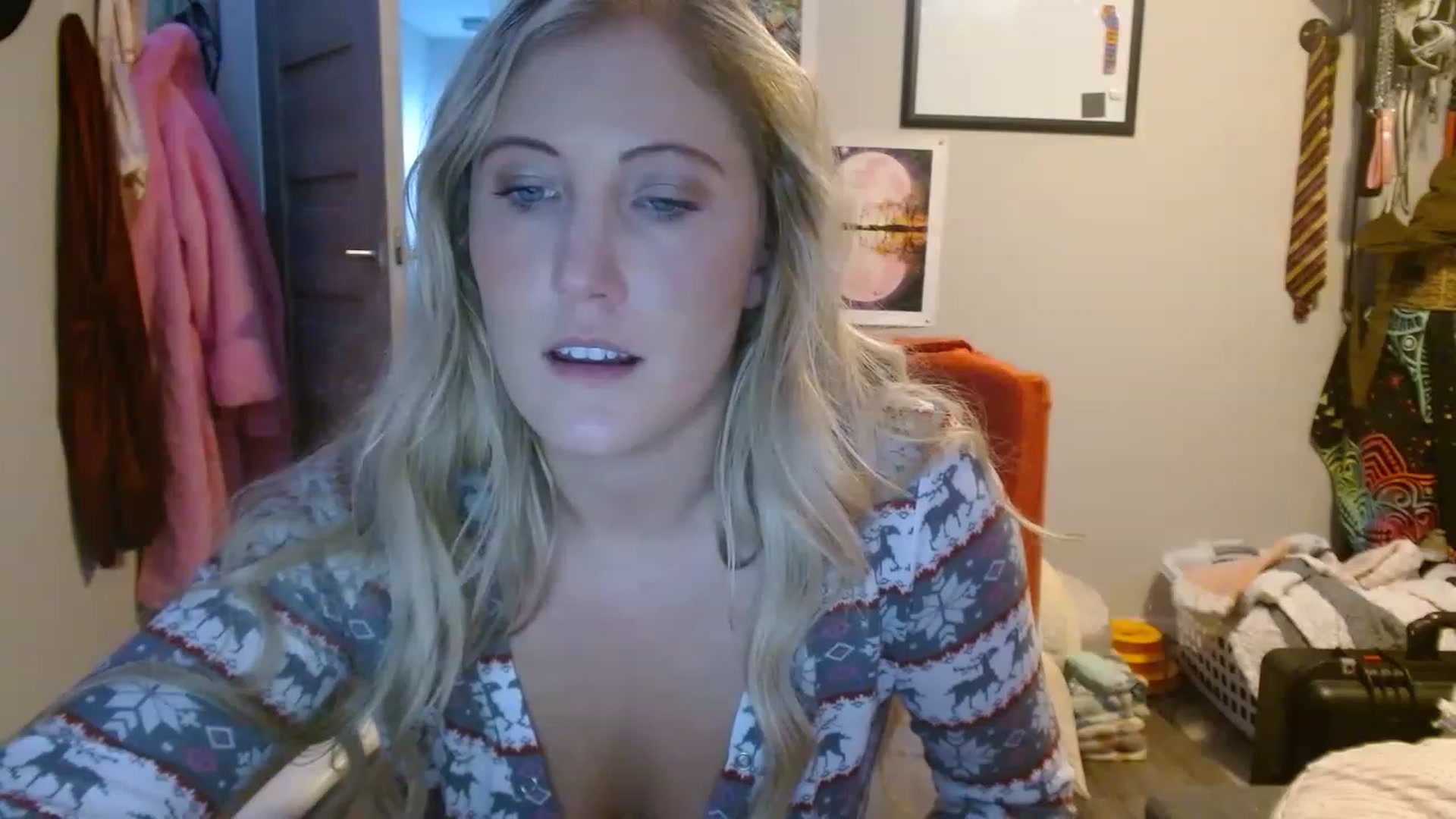 Gallery image thumbnail from SultrySnow's myfreecams stream on, 12/19/2022, 23:48 image 8 of 20