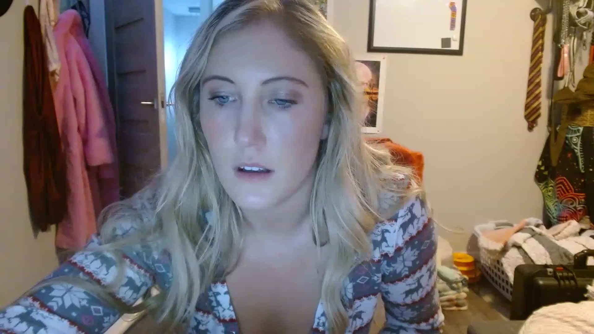 Gallery image thumbnail from SultrySnow's myfreecams stream on, 12/19/2022, 23:48 image 7 of 20