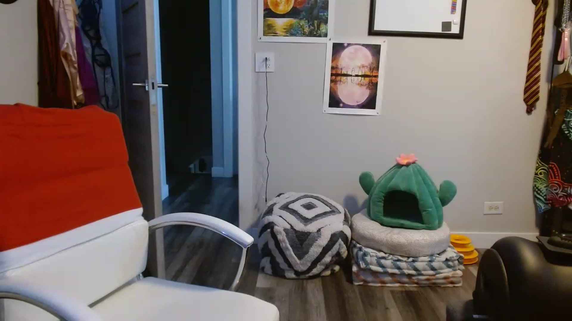 Gallery image thumbnail from SultrySnow's myfreecams stream on, 12/23/2022, 21:34 image 19 of 20