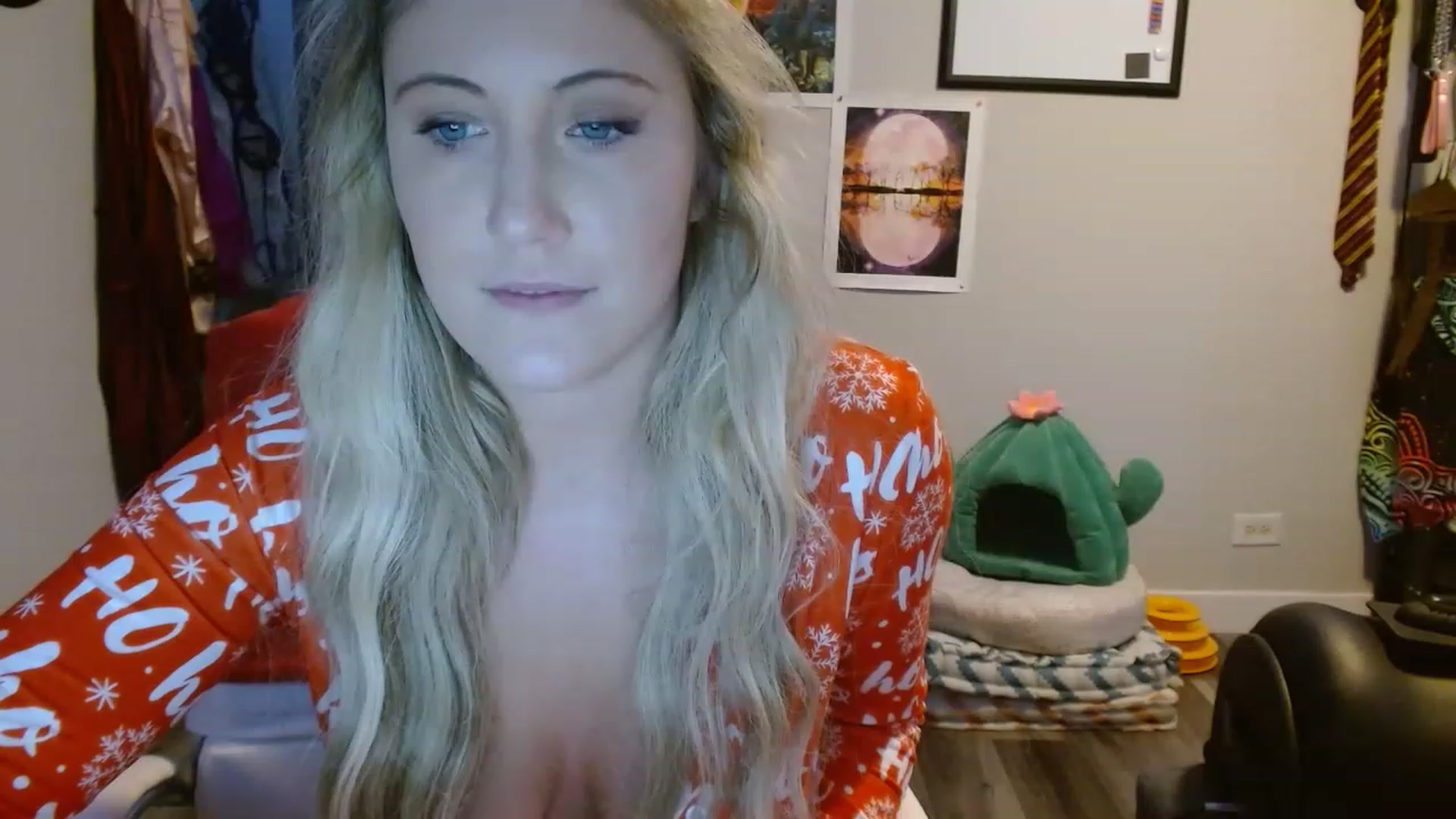 Gallery image thumbnail from SultrySnow's myfreecams stream on, 12/23/2022, 23:12 image 3 of 20