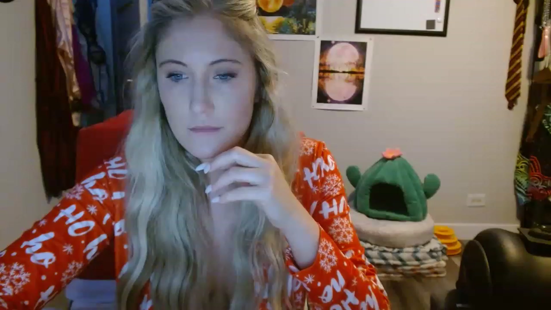Gallery image thumbnail from SultrySnow's myfreecams stream on, 12/23/2022, 23:12 image 7 of 20