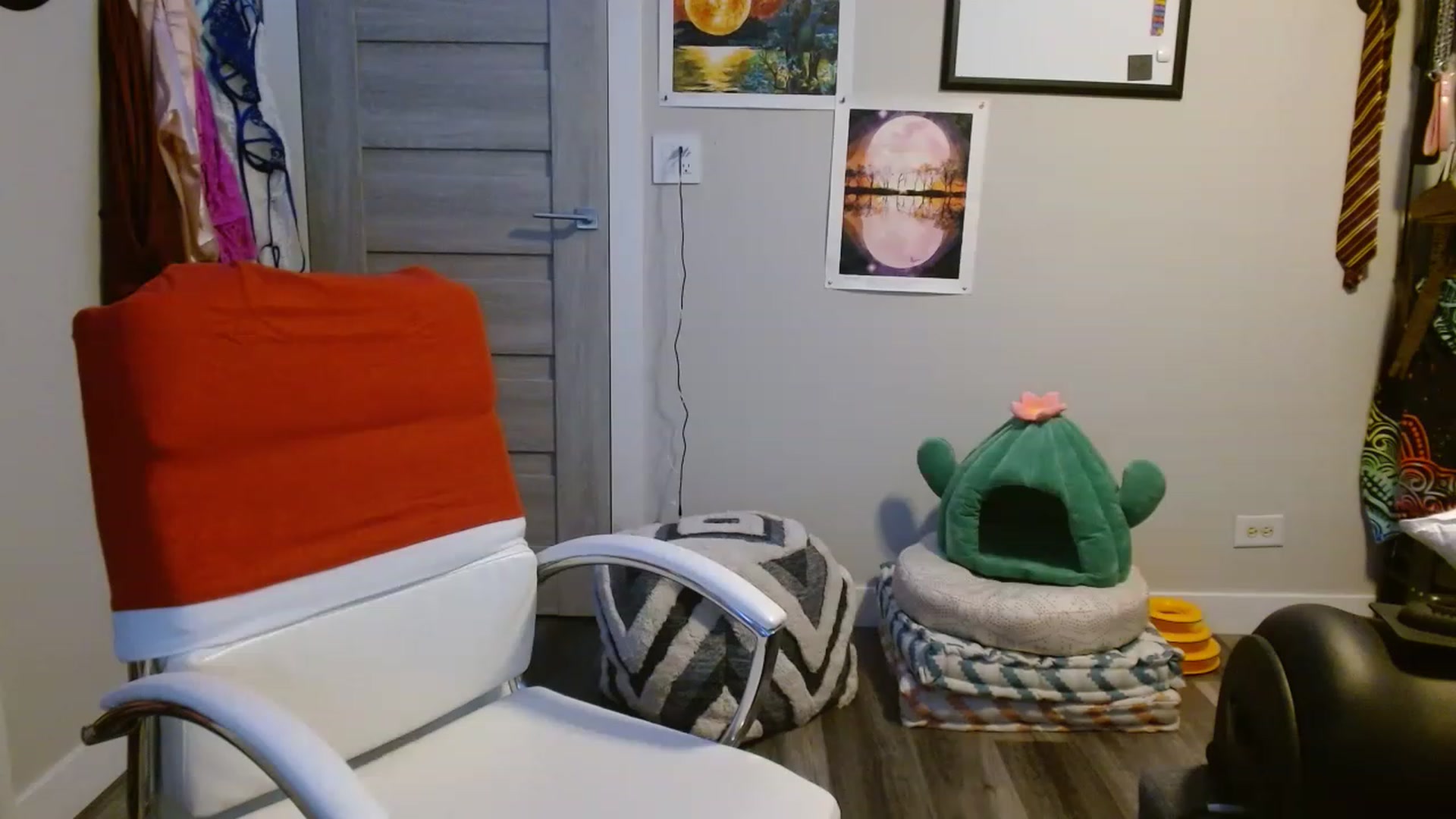 Gallery image thumbnail from SultrySnow's myfreecams stream on, 12/23/2022, 23:12 image 16 of 20