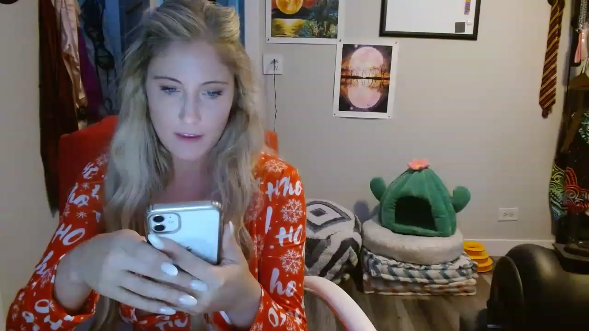 Gallery image thumbnail from SultrySnow's myfreecams stream on, 12/23/2022, 23:12 image 2 of 20