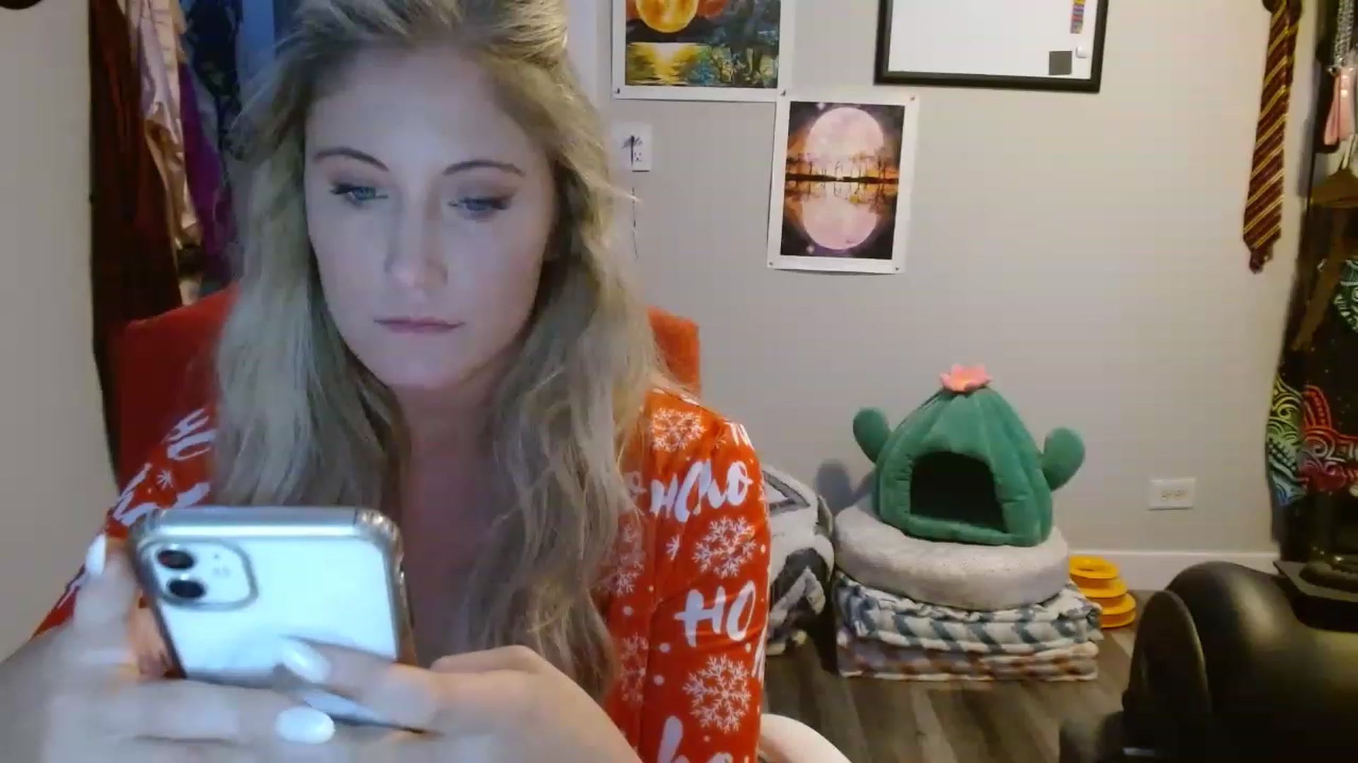 Gallery image thumbnail from SultrySnow's myfreecams stream on, 12/23/2022, 23:12 image 5 of 20