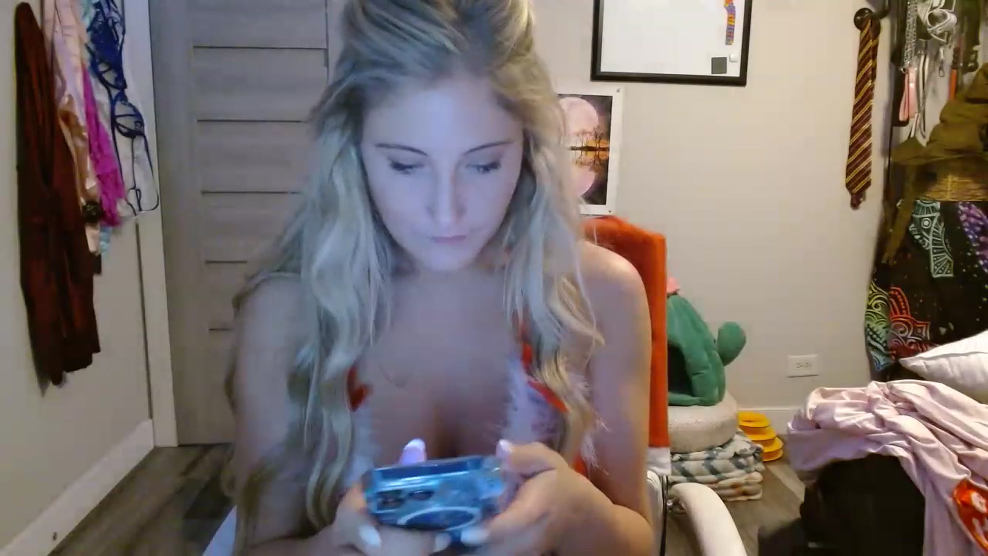 Gallery image thumbnail from SultrySnow's myfreecams stream on, 12/24/2022, 04:09 image 19 of 20