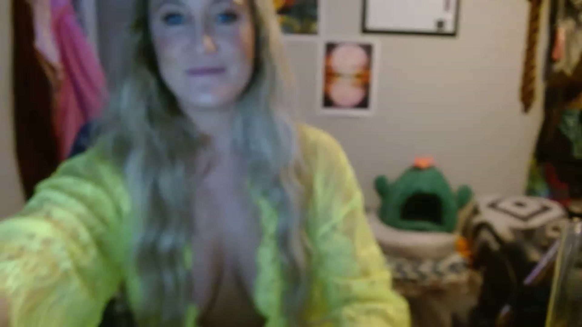 Gallery image thumbnail from SultrySnow's myfreecams stream on, 12/29/2022, 01:07 image 15 of 20
