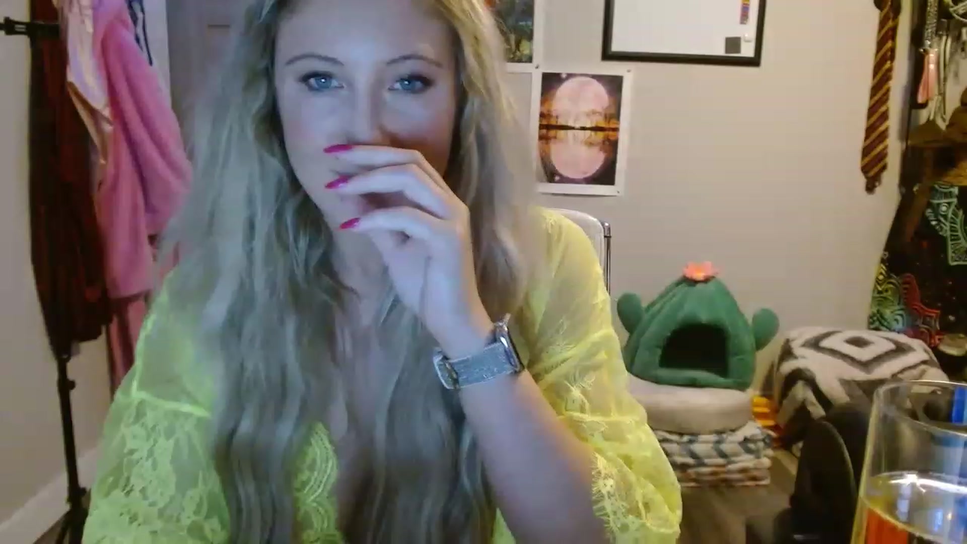 Gallery image thumbnail from SultrySnow's myfreecams stream on, 12/29/2022, 01:07 image 6 of 20