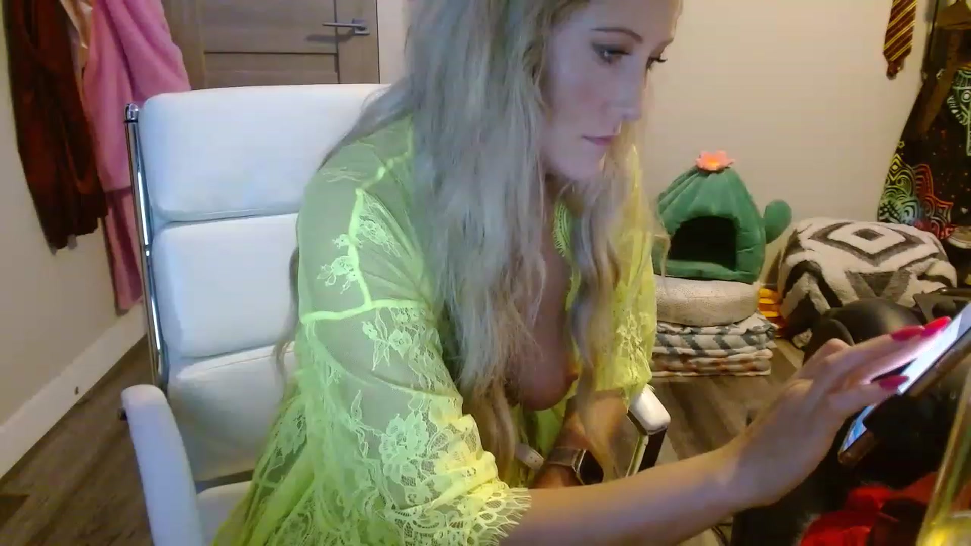 Gallery image thumbnail from SultrySnow's myfreecams stream on, 12/29/2022, 01:07 image 11 of 20