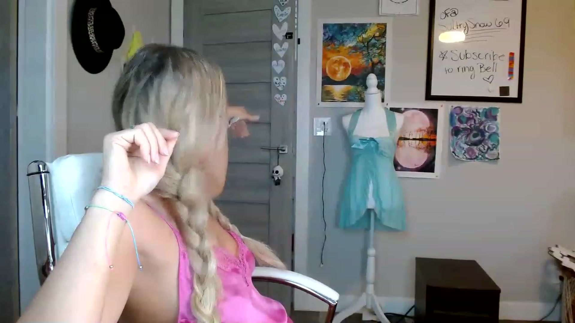 Gallery image thumbnail from SultrySnow's myfreecams stream on, 03/09/2023, 18:56 image 10 of 20