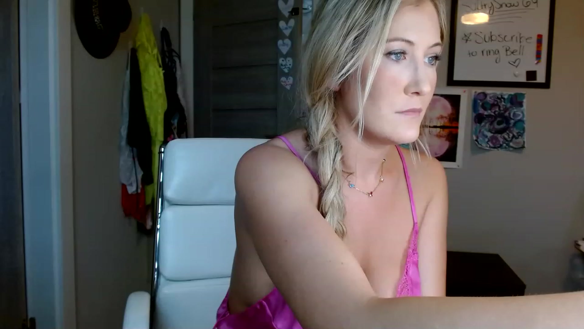 Gallery image thumbnail from SultrySnow's myfreecams stream on, 03/09/2023, 18:56 image 6 of 20