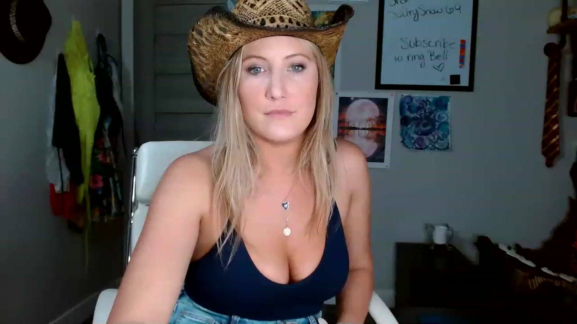 Gallery image thumbnail from SultrySnow's myfreecams stream on, 03/16/2023, 02:44 image 17 of 20