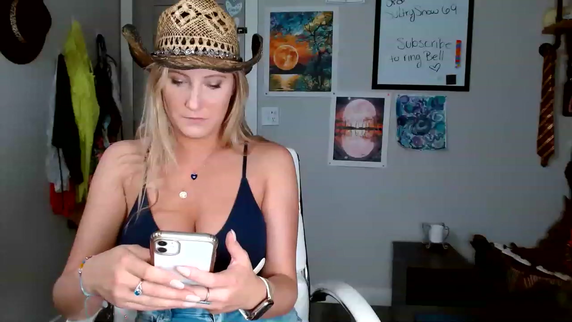 Gallery image thumbnail from SultrySnow's myfreecams stream on, 03/16/2023, 02:44 image 14 of 20
