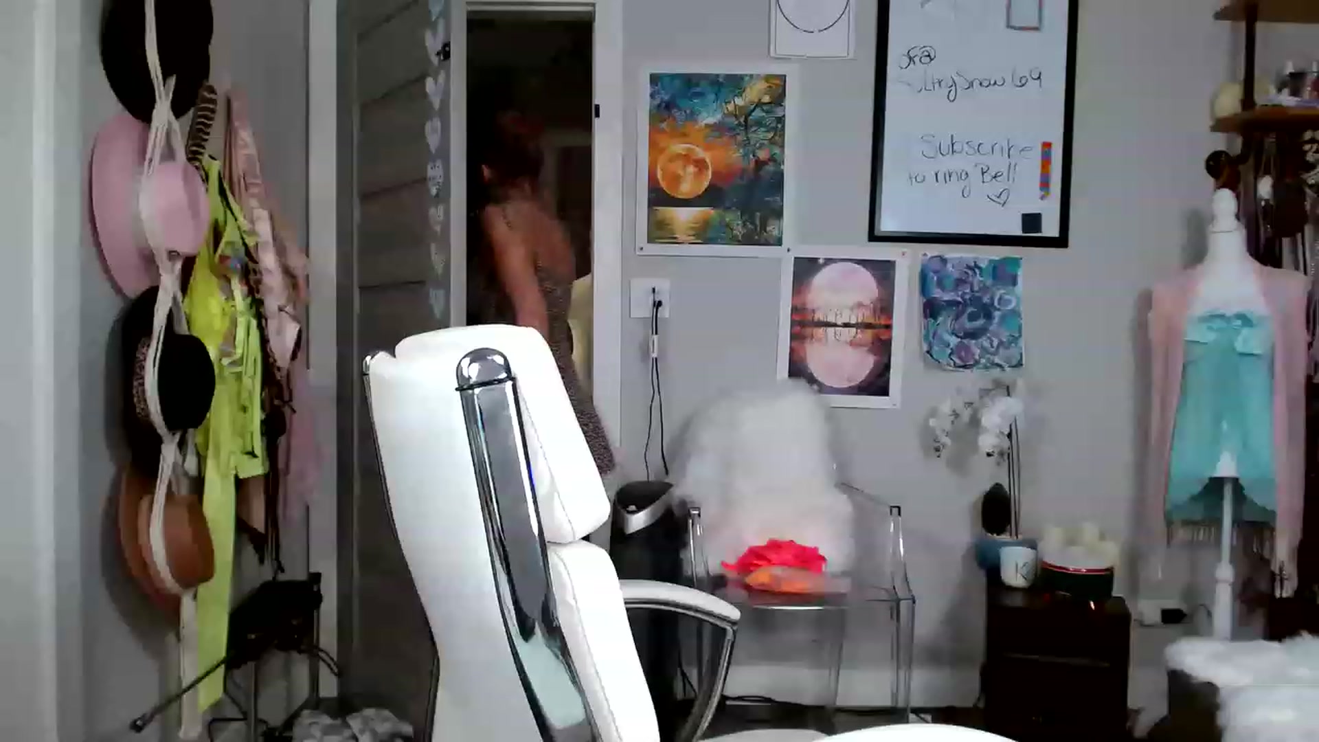 Gallery image thumbnail from SultrySnow's myfreecams stream on, 04/12/2023, 24:48 image 4 of 20