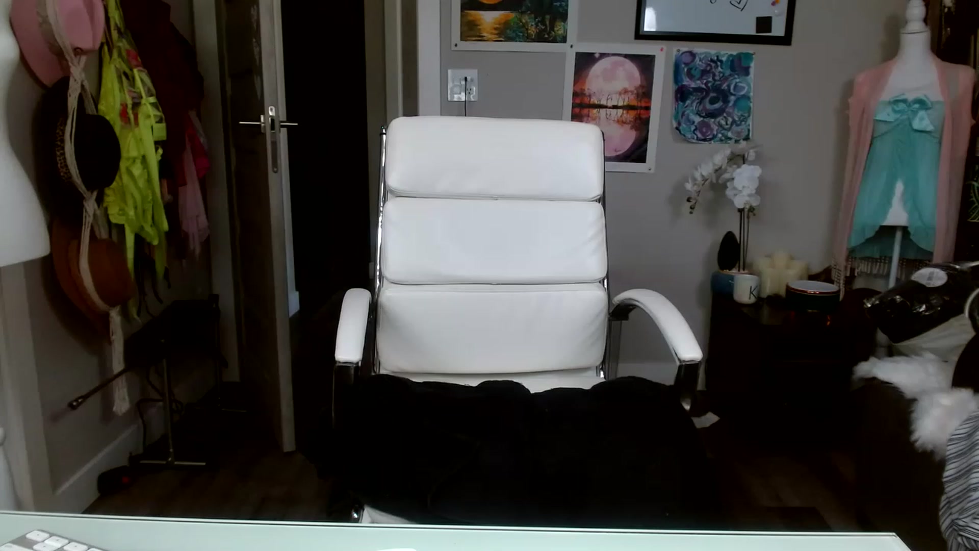 Gallery image thumbnail from SultrySnow's myfreecams stream on, 04/14/2023, 19:38 image 5 of 20