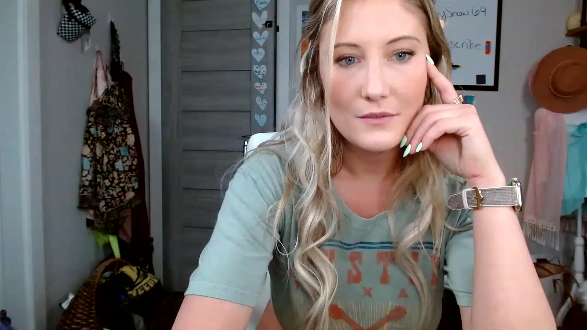Gallery image thumbnail from SultrySnow's myfreecams stream on, 05/01/2023, 20:27 image 4 of 20