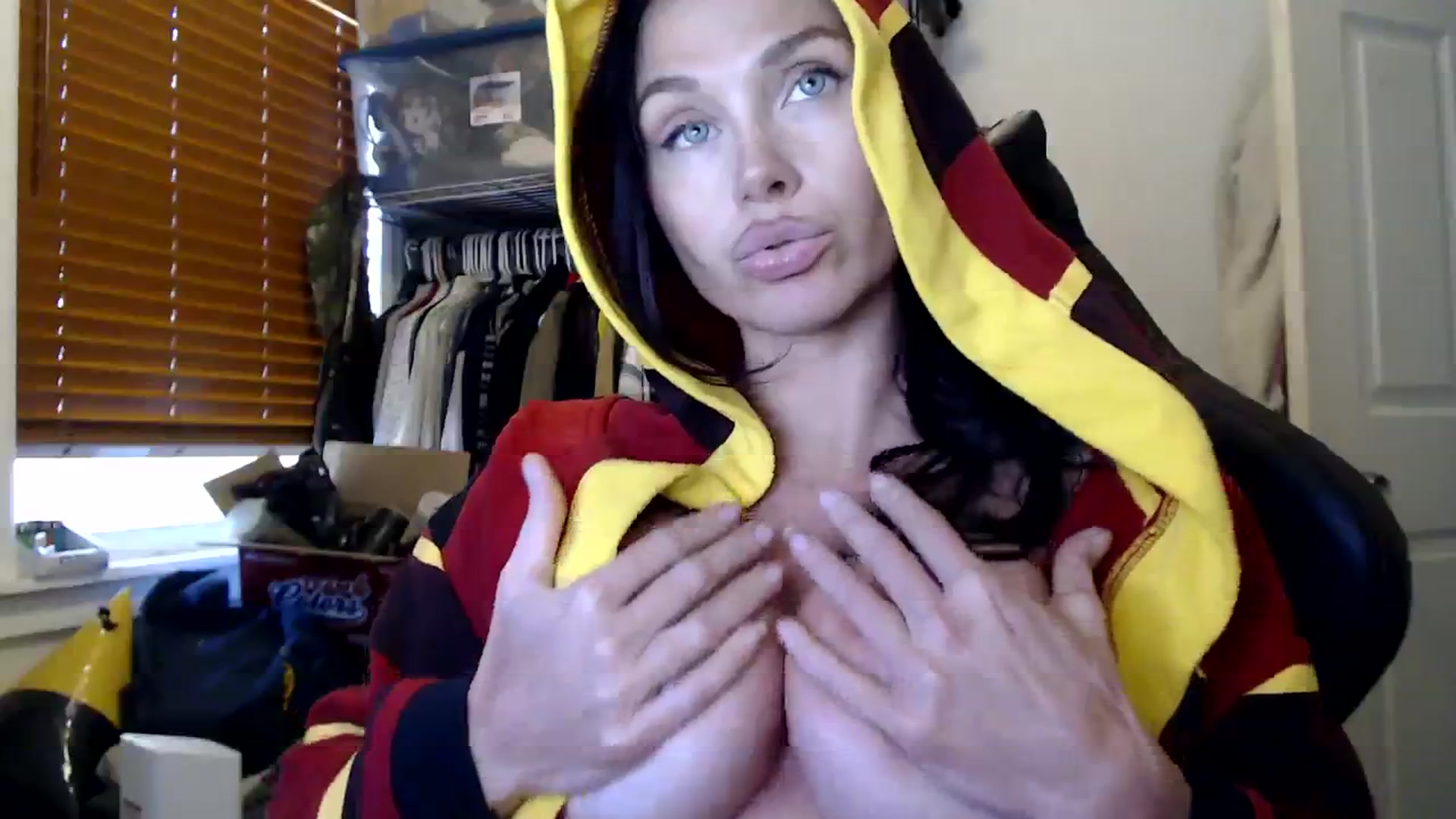 Gallery image thumbnail from Summerr_Rose's myfreecams stream on, 10/31/2023, 18:45 image 12 of 20