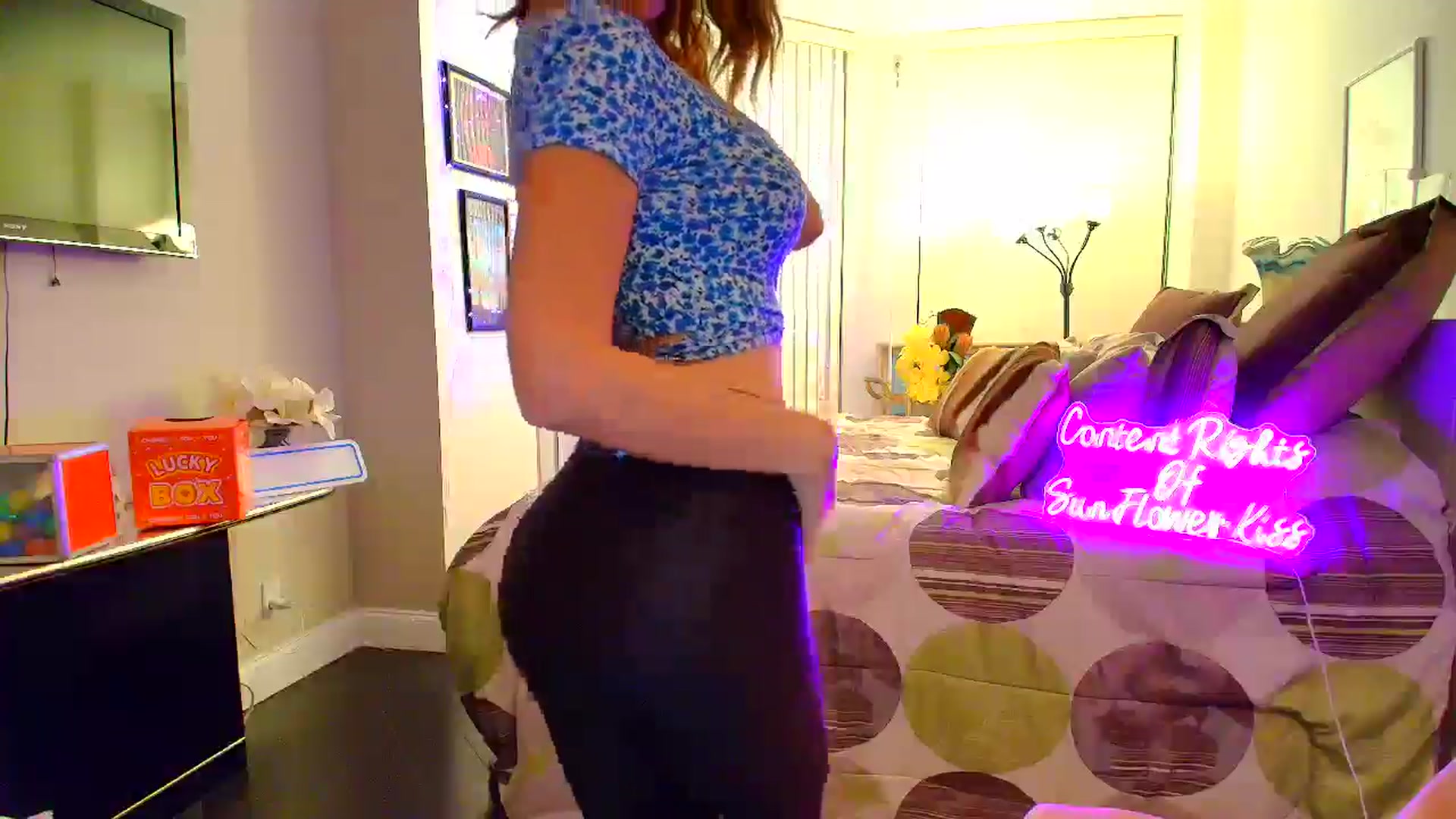 Gallery image thumbnail from SunFlowerKiss's myfreecams stream on, 12/10/2025, 05:43 image 9 of 20