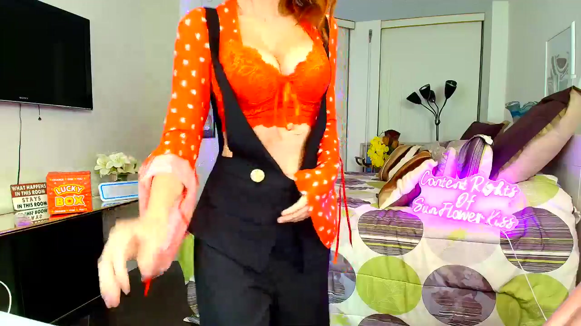 Gallery image thumbnail from SunFlowerKiss's myfreecams stream on, 12/17/2025, 04:04 image 6 of 20