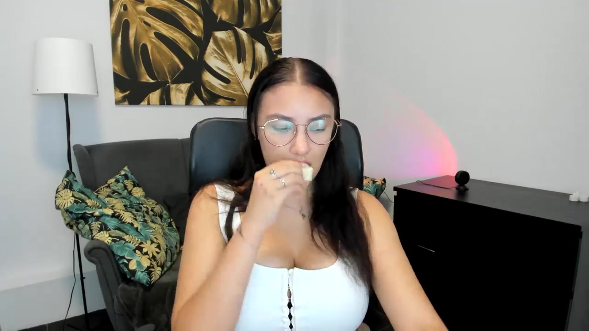 Gallery image thumbnail from SunfLowerr's myfreecams stream on, 09/02/2024, 19:00 image 2 of 20