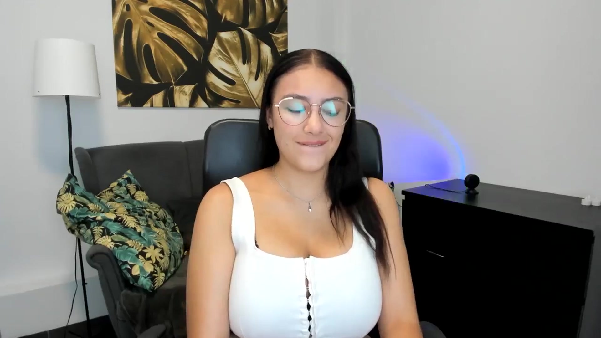 Gallery image thumbnail from SunfLowerr's myfreecams stream on, 09/02/2024, 19:00 image 12 of 20