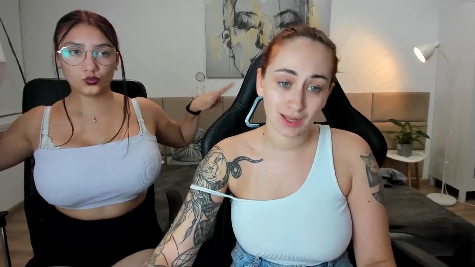Gallery image thumbnail from SunfLowerr's myfreecams stream on, 10/07/2024, 18:43 image 12 of 20