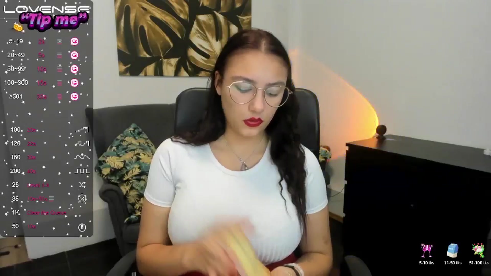 Gallery image thumbnail from SunfLowerr's myfreecams stream on, 10/17/2024, 16:39 image 8 of 20