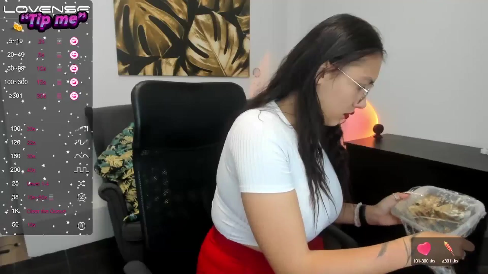 Gallery image thumbnail from SunfLowerr's myfreecams stream on, 10/17/2024, 19:56 image 11 of 20